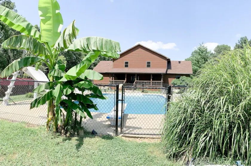 CMR Hideaway Lodge poolside Barren County near Barren River Lake  - Image 1