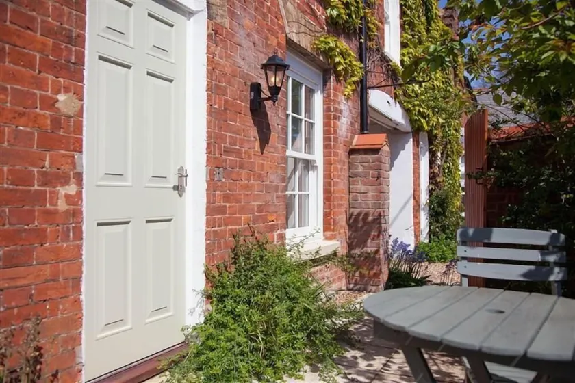 Et traditionelt sommerhus i det 16. århundrede smugling landsby Old Hunstanton. Det er blevet renoveret for at give komfortabel og stilfuld indkvartering til op til fem personer. Det er kun et par minutters gang til stranden, butikker og gode spisested... - Image 1