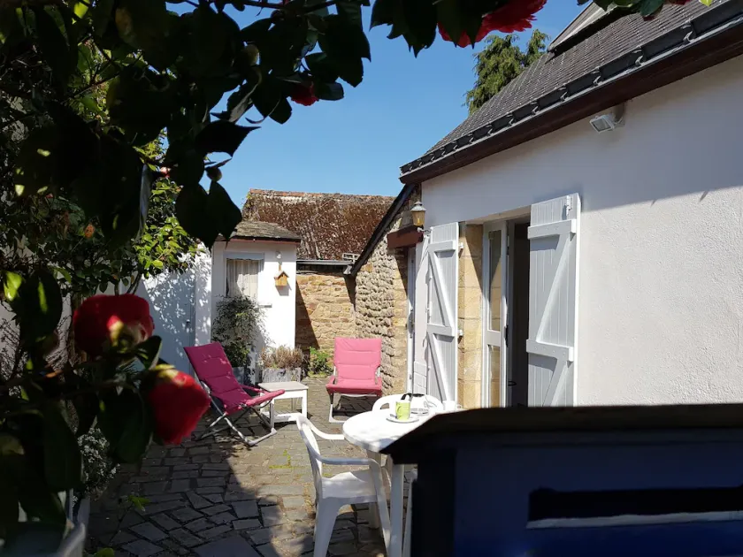 La Traversière enclosed outdoor area, beach 600m, shops 100m,wifi - Image 1