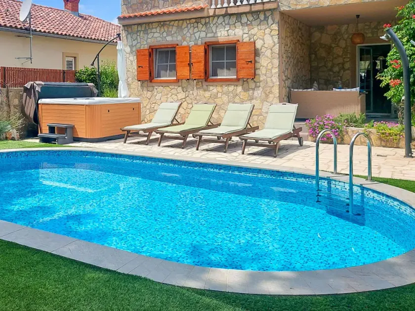 Beautiful private villa with private pool, WIFI, hot tub, A/C, TV, terrace and pets allowed - Image 1