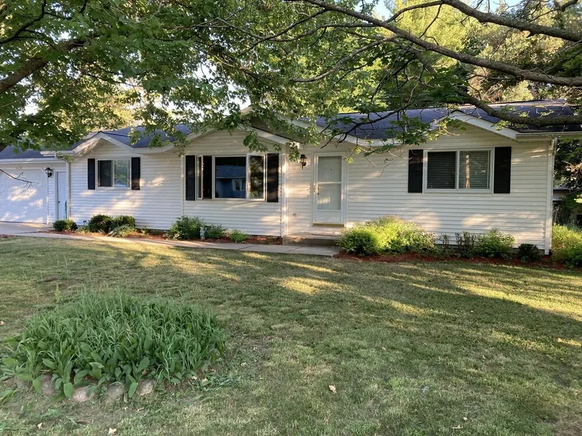Nice house with large lot, fenced yard and awesome bar in lower level . - Image 1