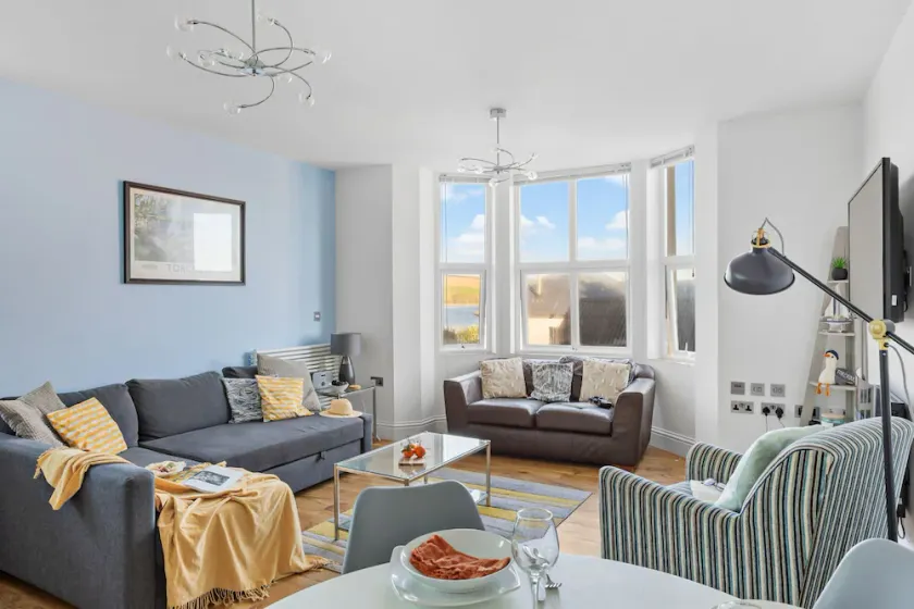 10 At The Beach - Footsteps to the beach, pets welcome, parking - Image 1