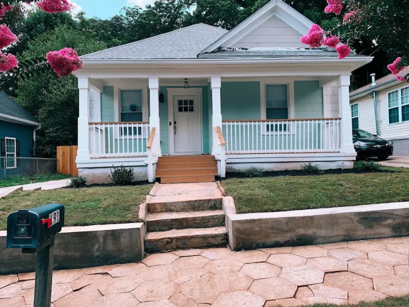 Mozley Park Bungalow Close to Downtown - Image 1