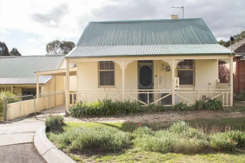 Ambrose Cottage Castlemaine - Image 1