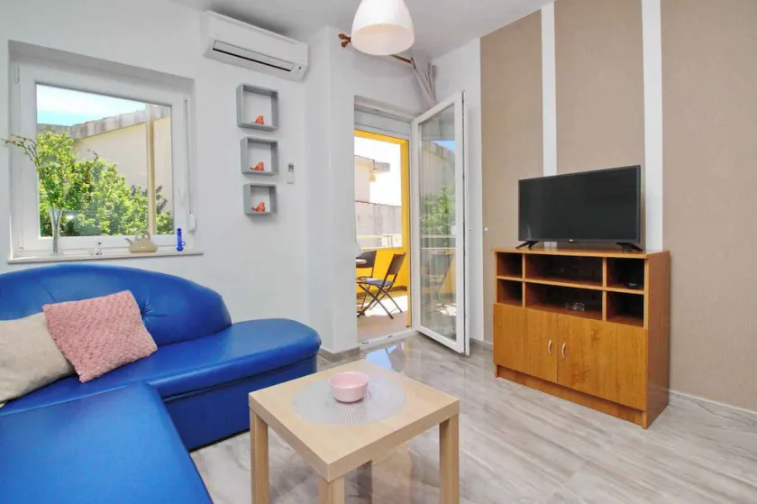 Holiday apartment with balcony and air conditioning - Image 1