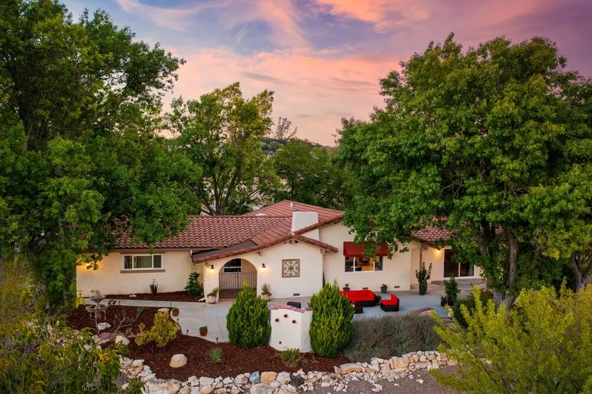 Lone Madrone Winery Guest House - Image 1