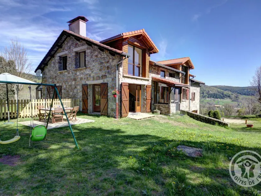 Casa rural auténtica con chimenea, admite mascotas y WiFi junto al bosque - Image 1