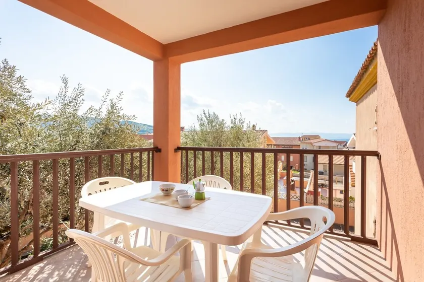 Appartement \"La Basoledda\" avec vue sur la mer, terrasse privée et climatisation. - Image 1