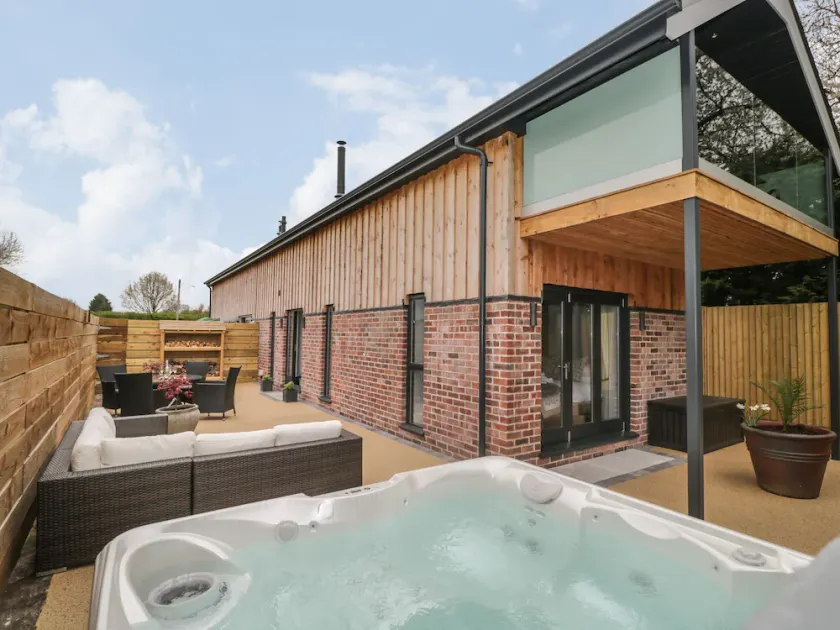 LUGG VIEW, character holiday cottage, with hot tub in Hereford - Image 1