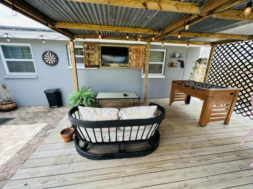 House near Tarpon Springs Beaches and Weeki Wachee Springs - Image 1