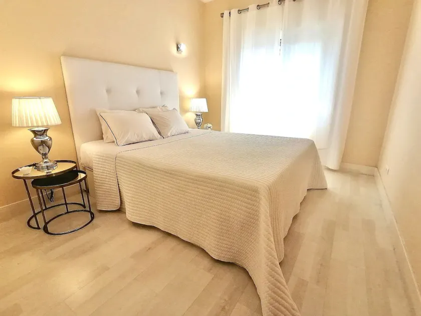 Beachfront Seaview Apt 500mbs, Airco, Pool, Parking - Image 1