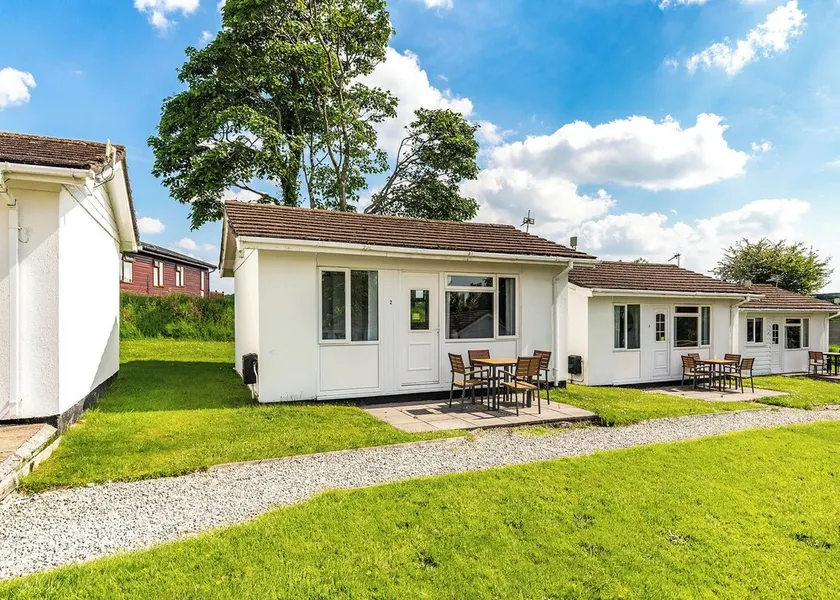 Contemporary cottage with one double and one with bunks. - Image 1