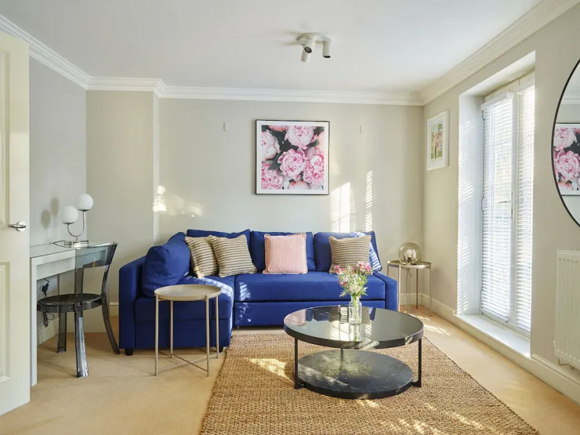 Stunning 3 Bed Town House with Private Parking - Image 1