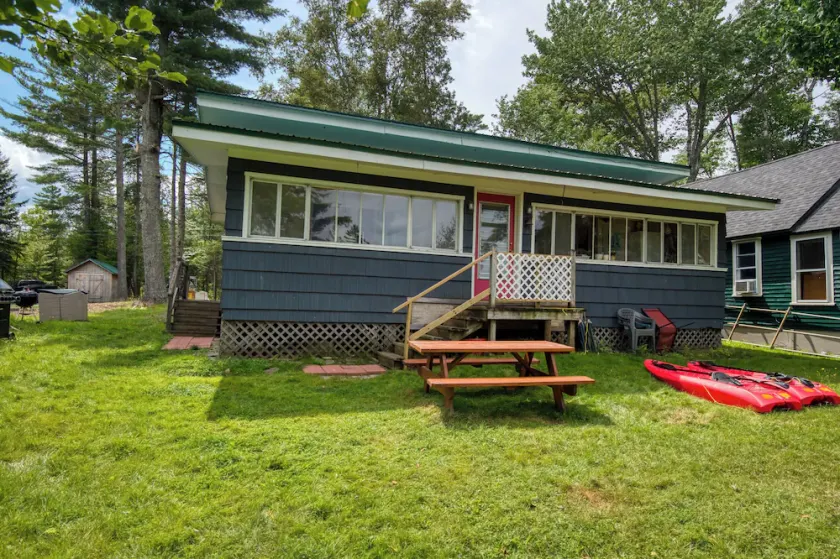 Ernie's Place - Liten stuga på Rangeley Lake och nära Oquossoc Village och marina - Image 1