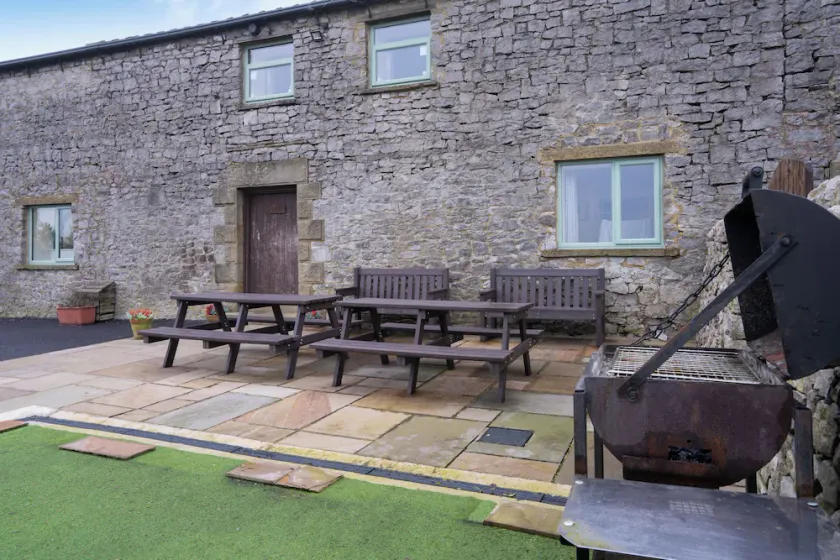 The Holmes Barn - Sleeps 16 - Pet friendly - Image 1