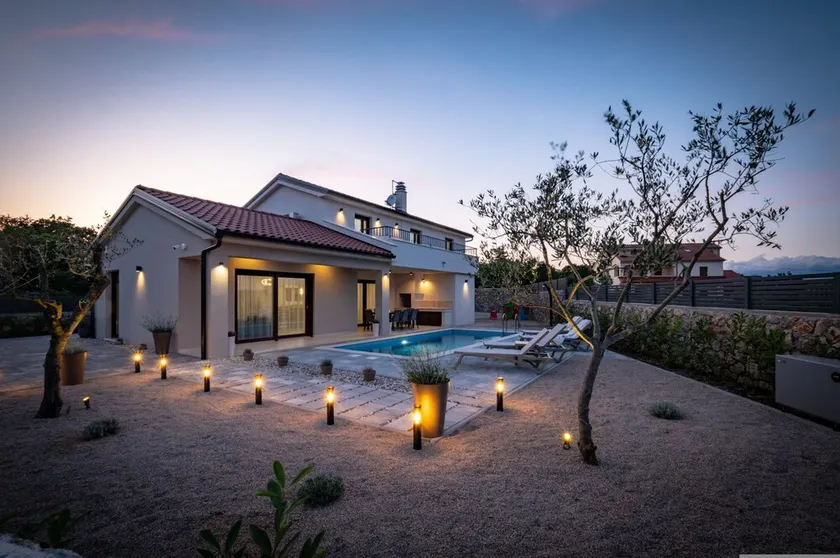 Holiday House Jewel With Private Pool - Image 1