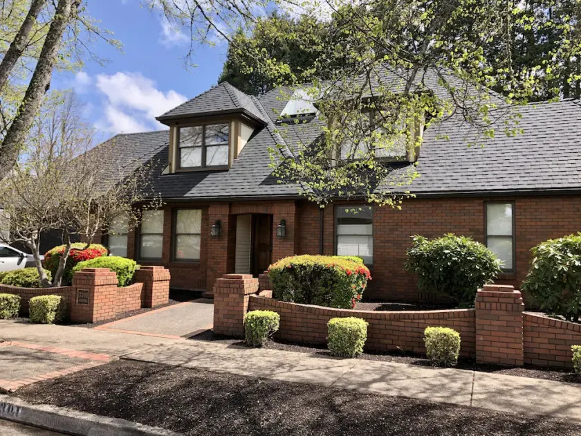 Premier Neighborhood - Sleeps 10 - King Beds - .37 miles to Autzen - walk to UO - Image 1