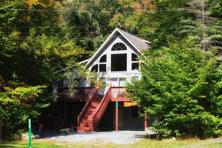 Large 3 Story Chalet on quiet cut-de-sac in Arrowhead Lake Community. - Image 1