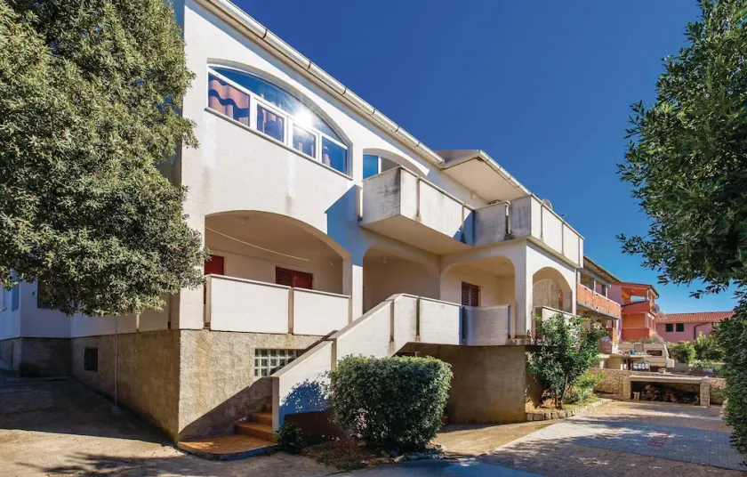 Apartamento acogedor de 2 habitaciones en Mandre - Image 1