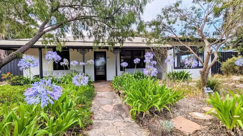 4 bedroom 2 Bathroom Aircon beach front Pet Friendly Kingscote /Brownlow wifi - Image 1