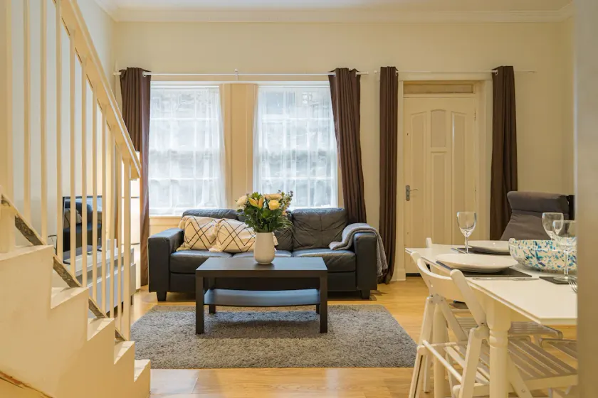 2BR Grassmarket Apartment with Castle View - Image 1