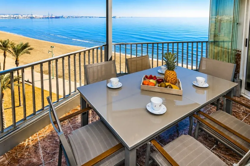 Bell Pineda seafront apartment - Image 1