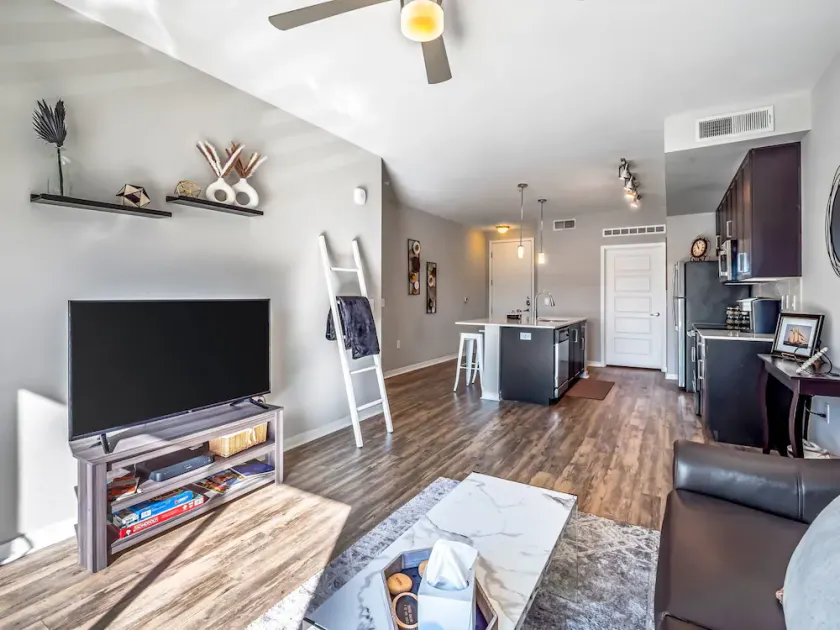 ★ Desert Living ★ Pets ★ Heated Pool ★ Gym ★ Shops - Image 1