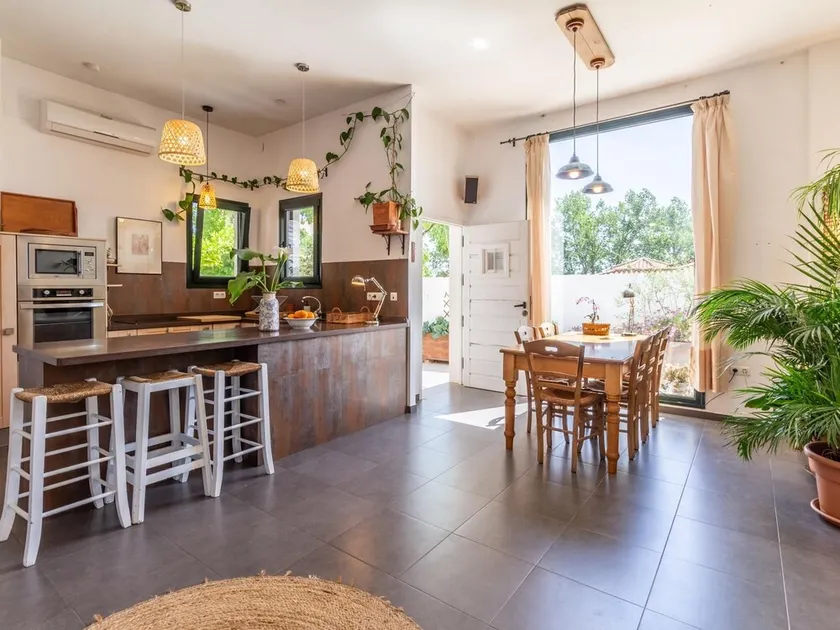 house with swimming pool and private yoga studio - Image 1