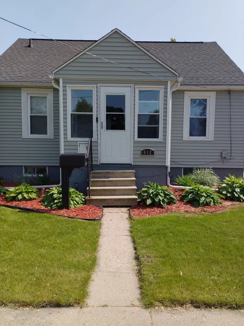 Newly renovated home 5 minutes from beach, dining and recreation - Image 1