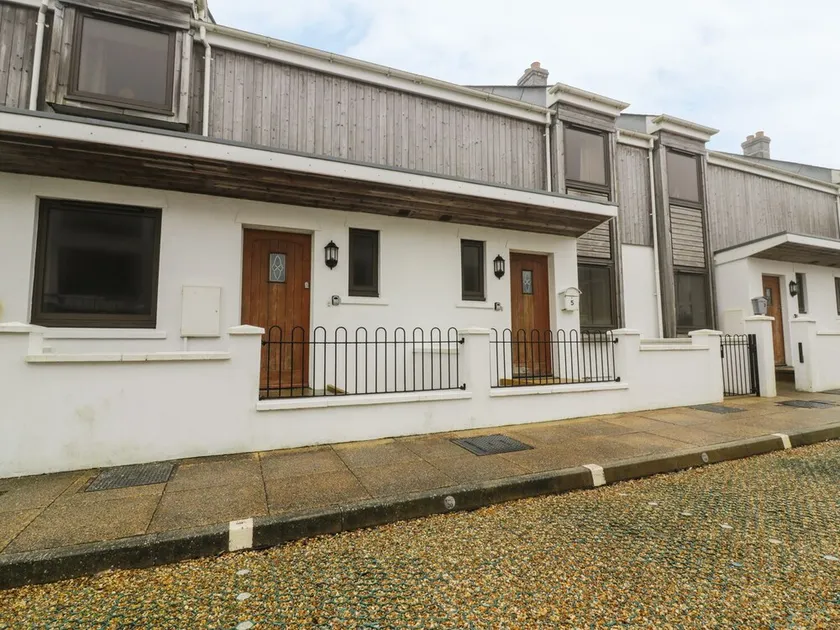 4 Bredon Court, NEWQUAY - Image 1