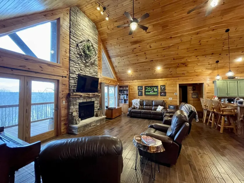 Secluded lakeside cabin, with a salt water pool & hot tub, on 25 acres! - Image 1