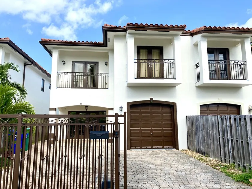 Beautiful Townhouse with private pool near Coconut Grove, Coral Gables, M. Bch - Image 1