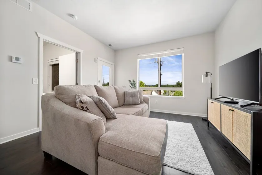 Top floor condo, King bed, great location! - Image 1