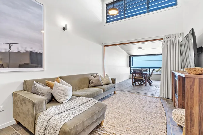 Fully equipped for beach life & comes well-appointed w/ a light airy open design - Image 1