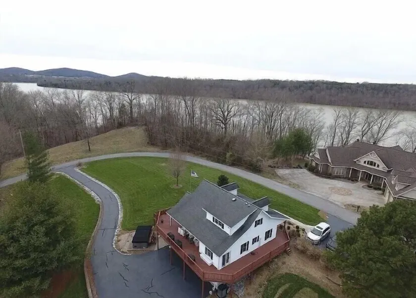 Lake house with boat ramp access across the street & tons of boat parking space. - Image 1