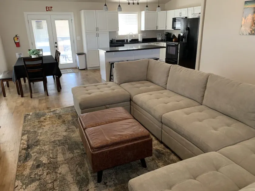 *ESCAPE to ZION* Hot Tub and RV Parking VERY CLEAN - Image 1