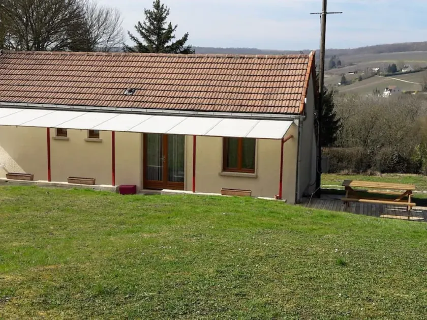 Detached house with private garden - Image 1