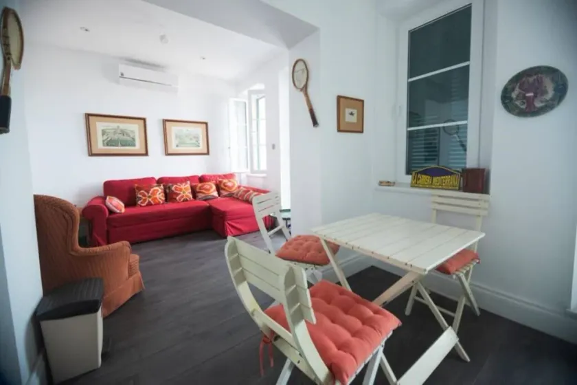 Charming Colonial Flat in historic building - Image 1
