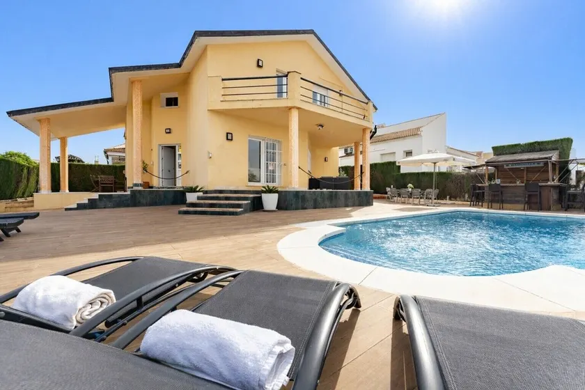 Villa Rural con Piscina Privada - Image 1