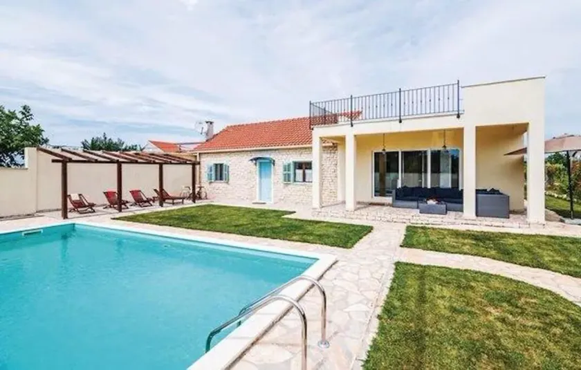 House with outdoor pool - Perfect for families! - Image 1