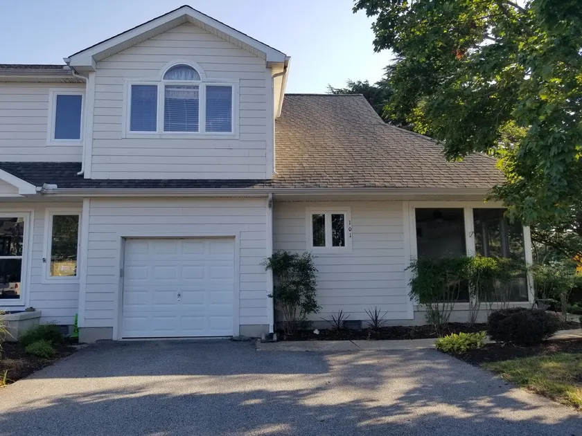 Super convenient townhouse location - 101 Lakeside - Image 1