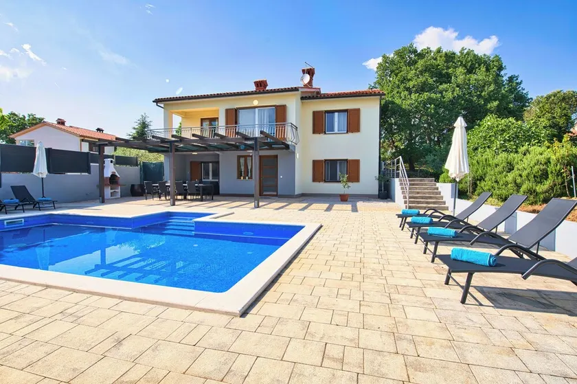 Schöner großer Garten, Lounge im Schatten, Spielplatz und ein privater Pool - Image 1