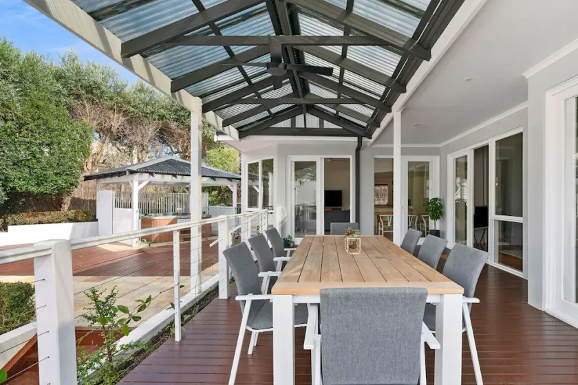Immaculate beach home with Spa and alfresco area (sleeps 9) - Image 1