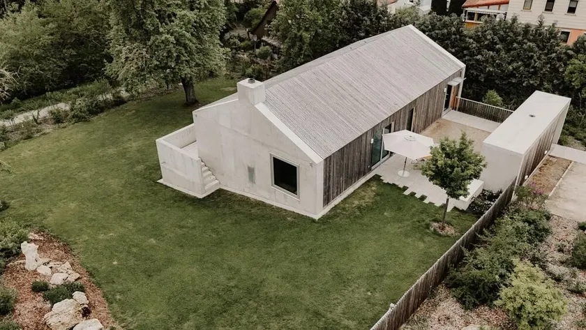 Design architect house, large fenced garden, fireplace, Klafs sauna, large windows and courtyard in the countryside - Image 1