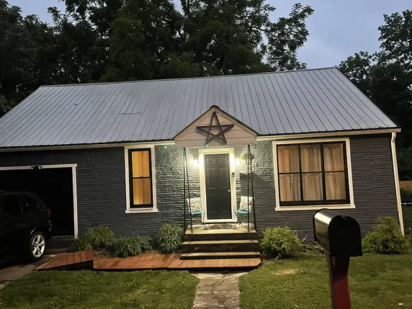 Cozy Cottage  in Fayetteville.. Coolest Small  mountain top town , Pet Friendly! - Image 1