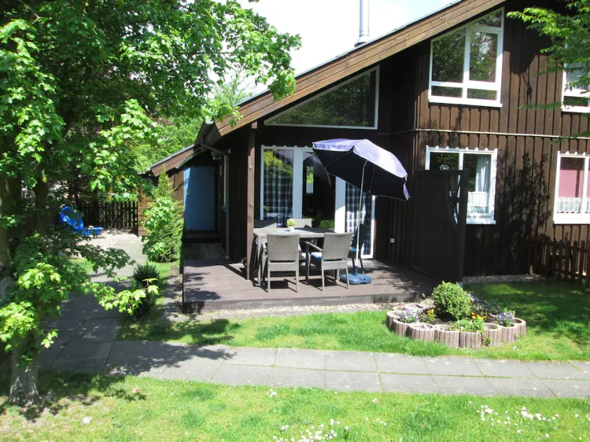 Very nice vacation home with sauna and wood-burning stove on fenced property - Image 1