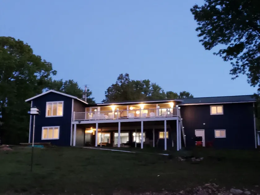 Lakefront - Gentle Slope to Water - Sleeps 18 - Image 1
