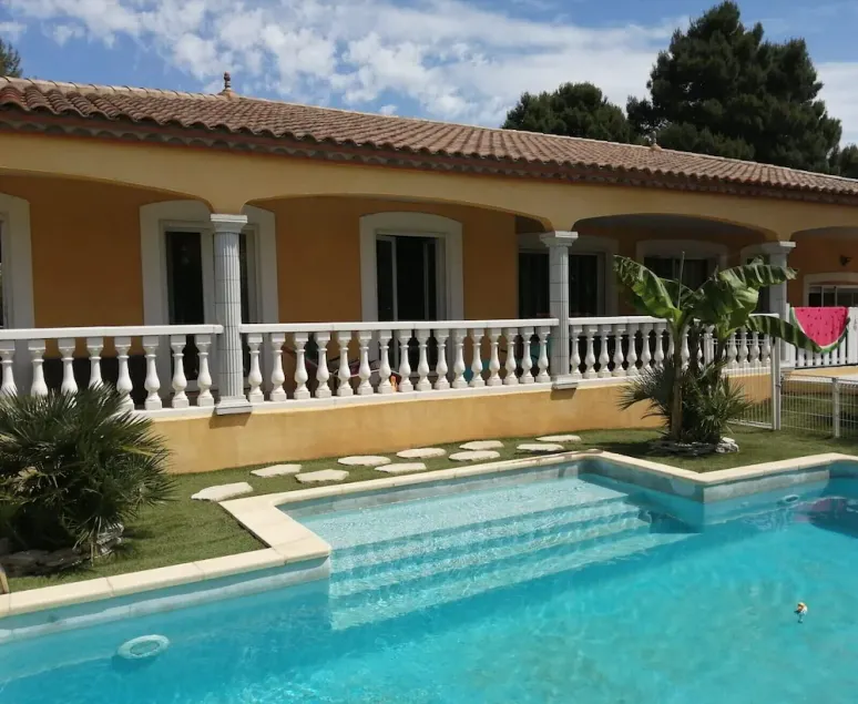 Villa med pool tæt ved havet - Image 1