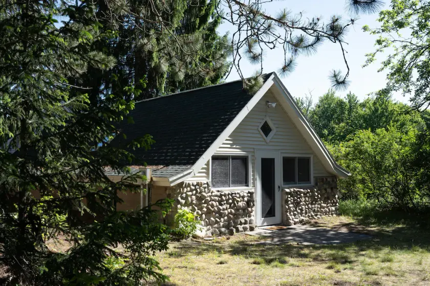 Secluded hideaway in the woods!  Renovated, well appointed 1928 cottage  - Image 1