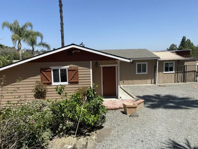 Ranch Style free standing 1 bedroom home with its own yard and view - Image 1